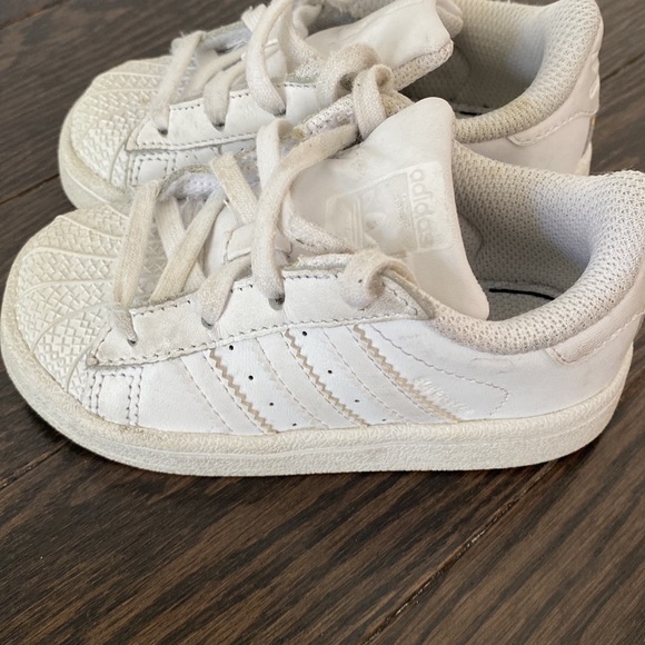 Toddler Adidas white on white Superstars - Picture 4 of 7